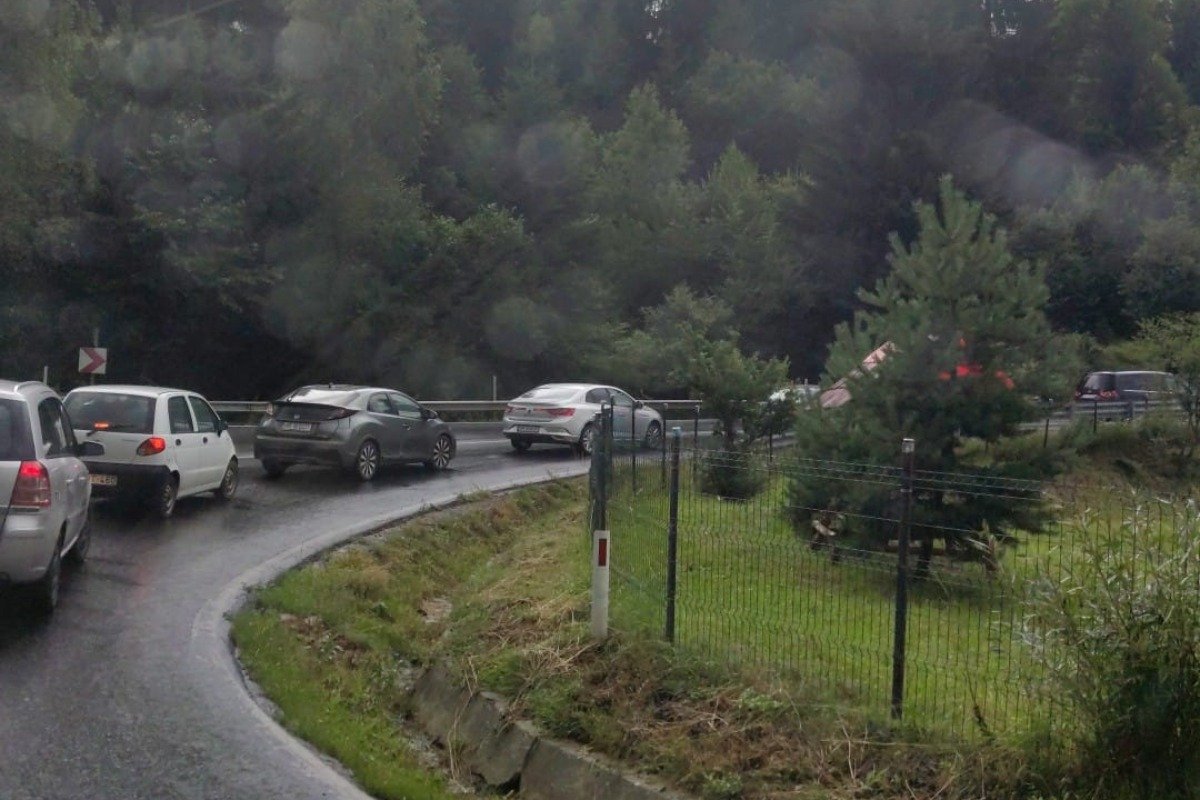 Autósor alakult ki a 13A-jelzésű országúton a balesetet követően &bullet;  Fotó: Csíki közlekedés/Facebook