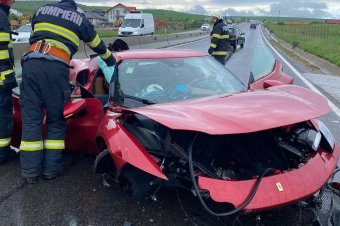 Nem mindennapi baleset: összetörtek egy Ferrarit