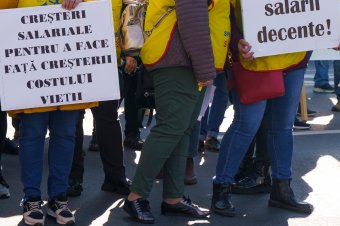 Sztrájkőrséget tartanak a tanügyi szakszervezetek a kormány és a Maros megyei prefektúra épülete előtt