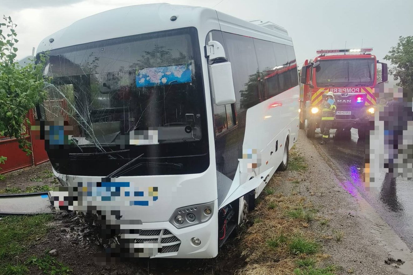 Busz balesetezett, három kiskorút kórházba szállítottak