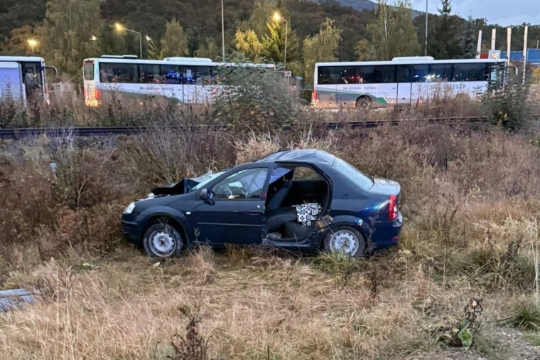 Munkába tartó tűzoltók találtak rá egy roncsba szorult, eszméletlen nőre