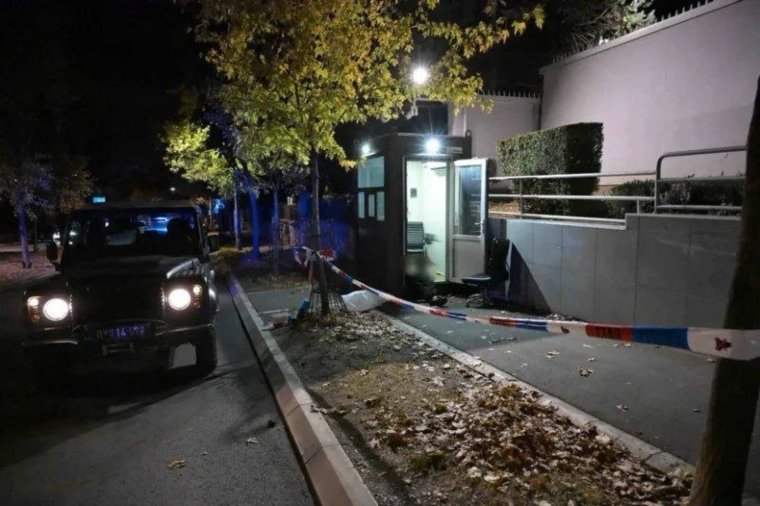 Terrortámadás történt Izrael belgrádi nagykövetségénél, lelőtték az elkövetőt