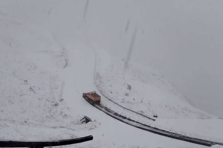 Hó, köd és hideg: lezárták ma este a hegyi útszakaszt, és az is lehet, hogy télire már így marad