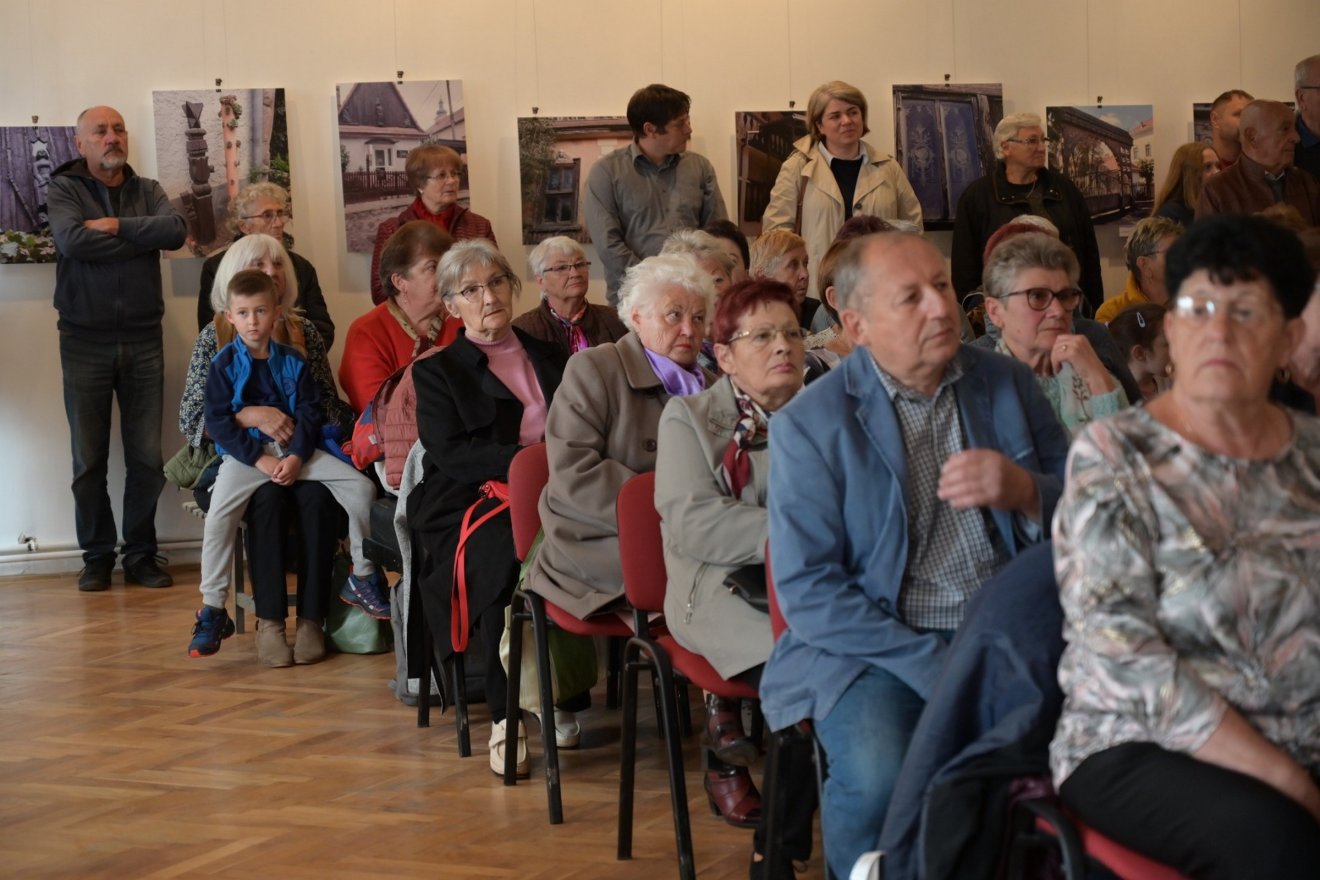 A megnyitót akkora érdeklődés övezte, hogy nem is jutott ülőhely mindenkinek