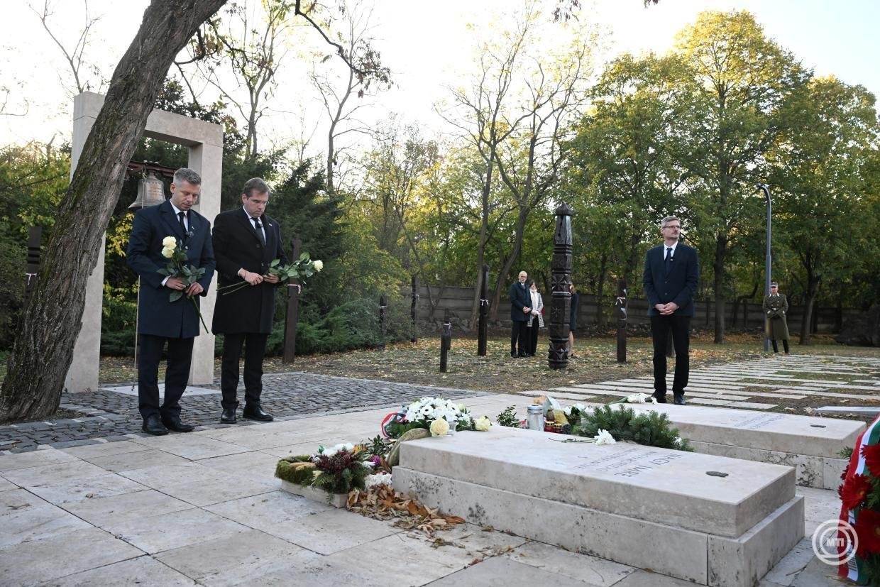 Magyar Péter miniszterelnök (b) és Ruff Bálint, a Miniszterelnökséget vezető miniszter (b2) lerója kegyeletét Nagy Imre néhai miniszterelnök sírjánál az Új köztemető 301-es parcellájában az 1956-os forradalom és szabadságharc 70. évfordulóján &bullet;  Fotó: Bruzák Noémi/MTI