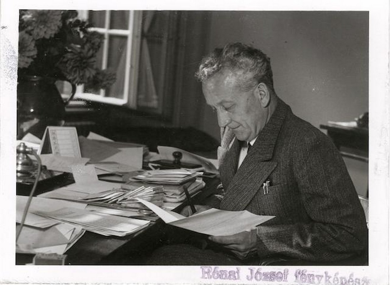 Szent-Györgyi Albert az íróasztalánál (1940)