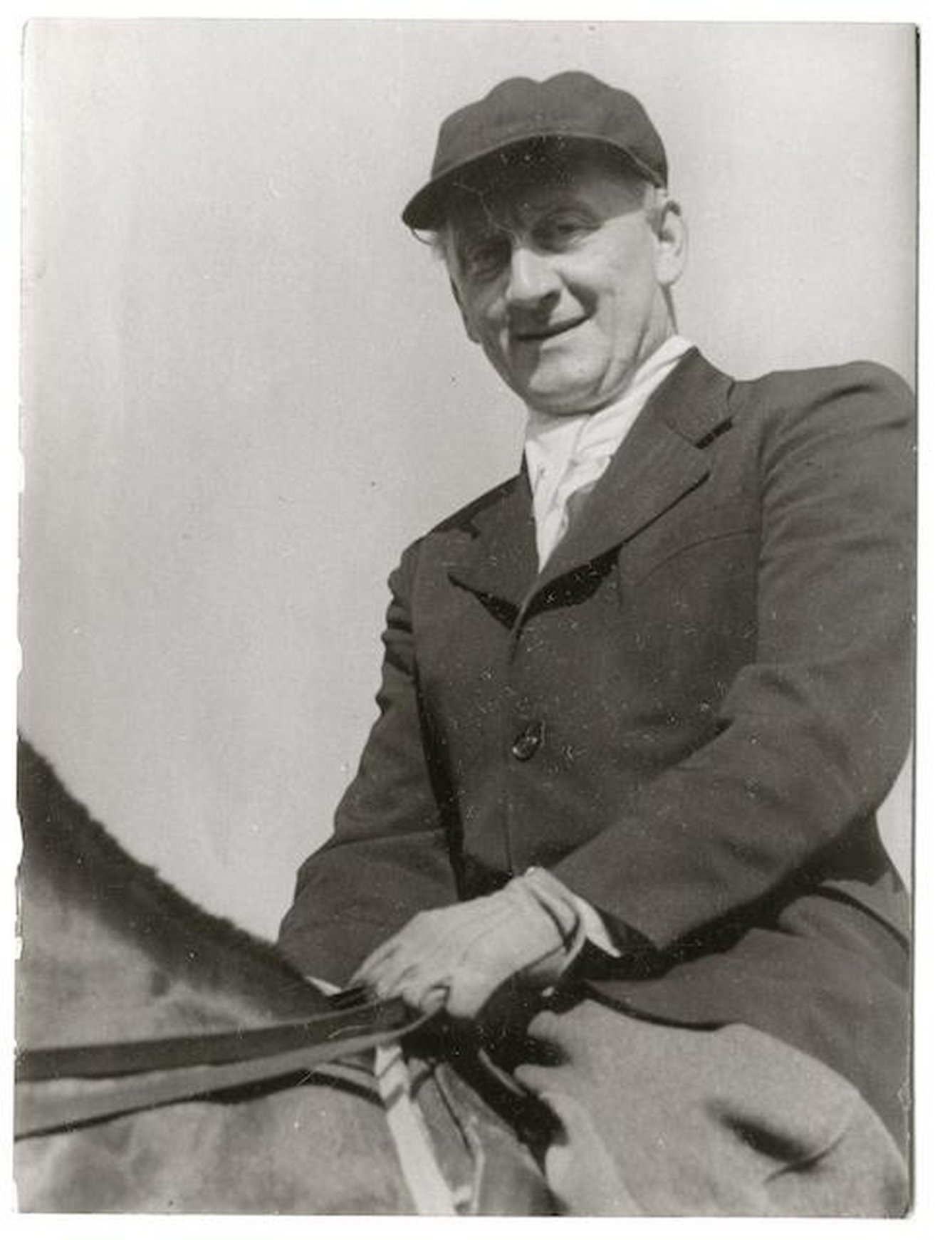 Szent-Györgyi Albert lovagol. Székelyföld több pontját is lóháton kereste fel