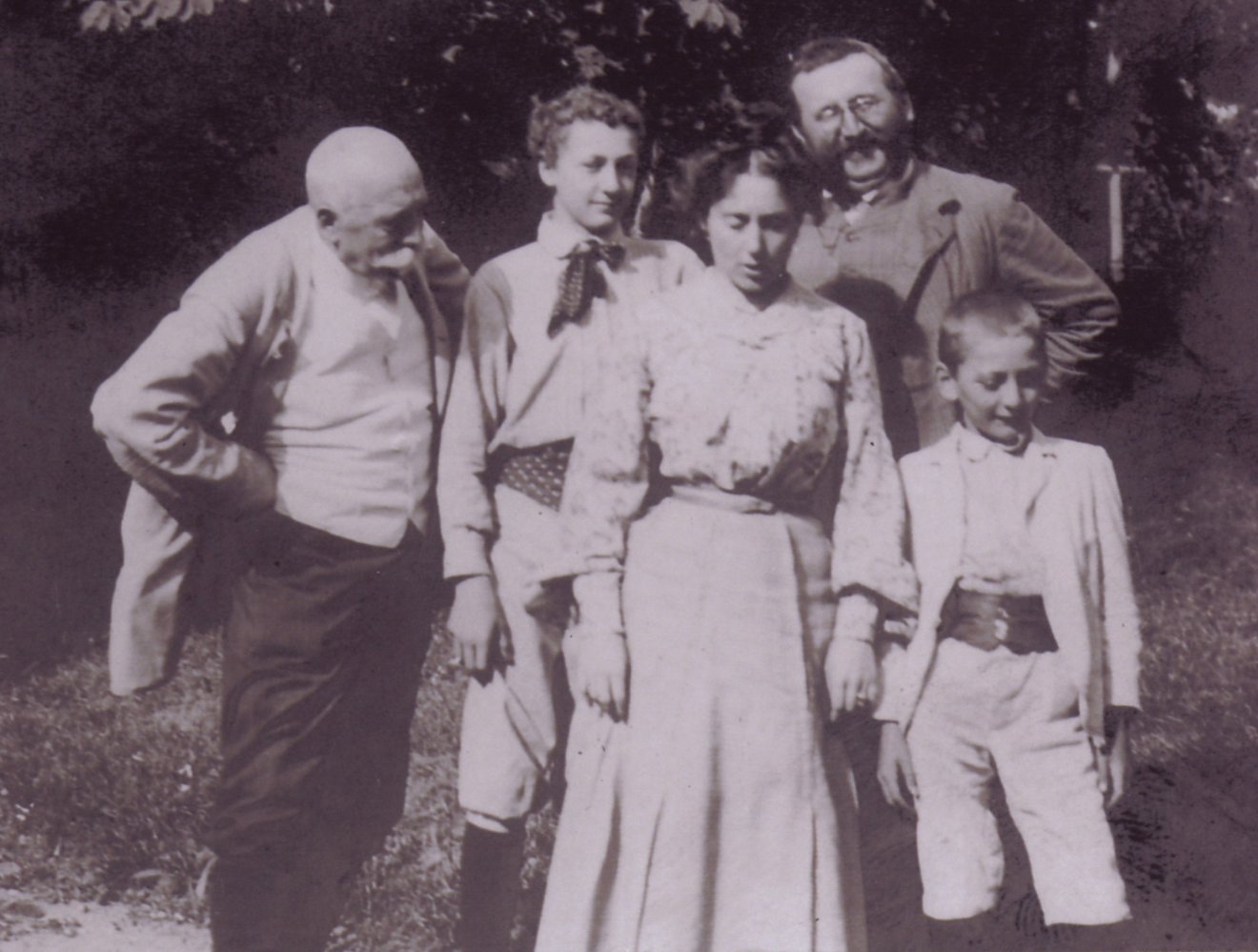 A gyermek Szent-Györgyi Albert Kiskérpusztán, családja körében (1905). Szellemileg későn érőnek bizonyult, ezért sokáig butának tartották, diszlexiával is küszködött