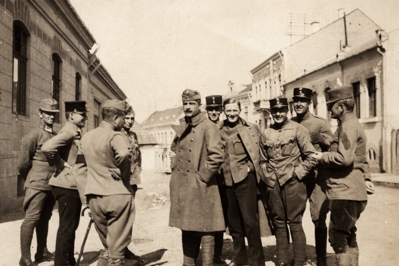 Magyar katonák a Petőfi utcában (1916)