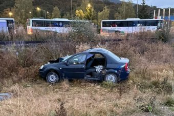 Munkába tartó tűzoltók találtak rá egy roncsba szorult, eszméletlen nőre