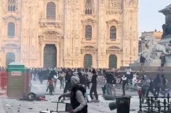 Tüntetők csaptak össze a rendőrökkel Milánóban, csatatérré változott a dóm előtti tér