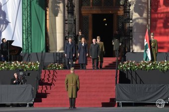 Október 23.: Felvonták a nemzeti lobogót az Országház előtt