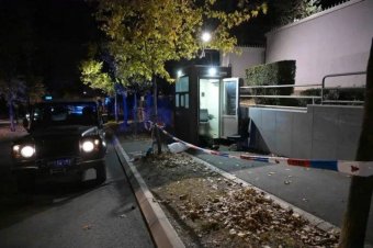 Terrortámadás történt Izrael belgrádi nagykövetségénél, lelőtték az elkövetőt