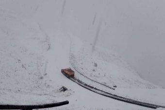 Hó, köd és hideg: lezárták ma este a hegyi útszakaszt, és az is lehet, hogy télire már így marad