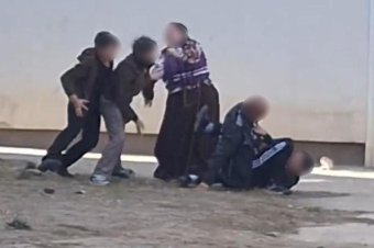 Rátámadtak a tornatanárra egy diák szülei Temesváron, a kerítésen kívülről videózták az esetet
