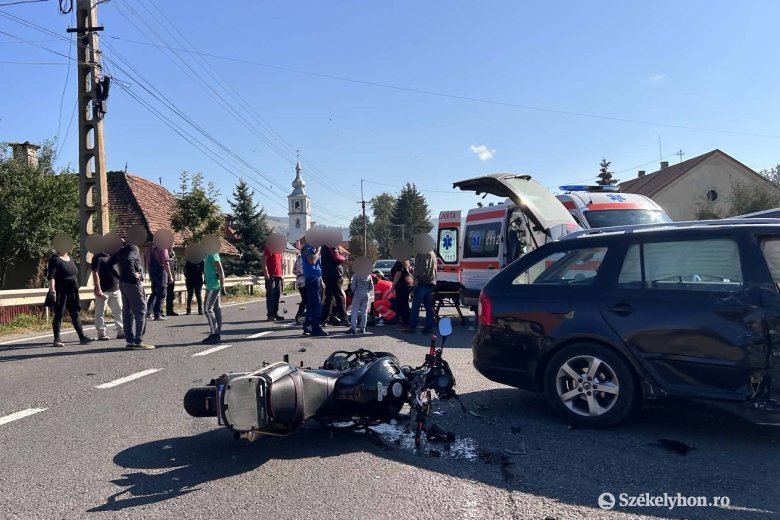 Személyautó és motorkerékpár ütközött Csíkkozmáson