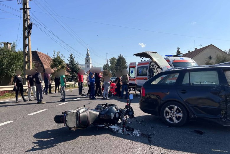 Személyautó és motorkerékpár ütközött Csíkkozmáson
