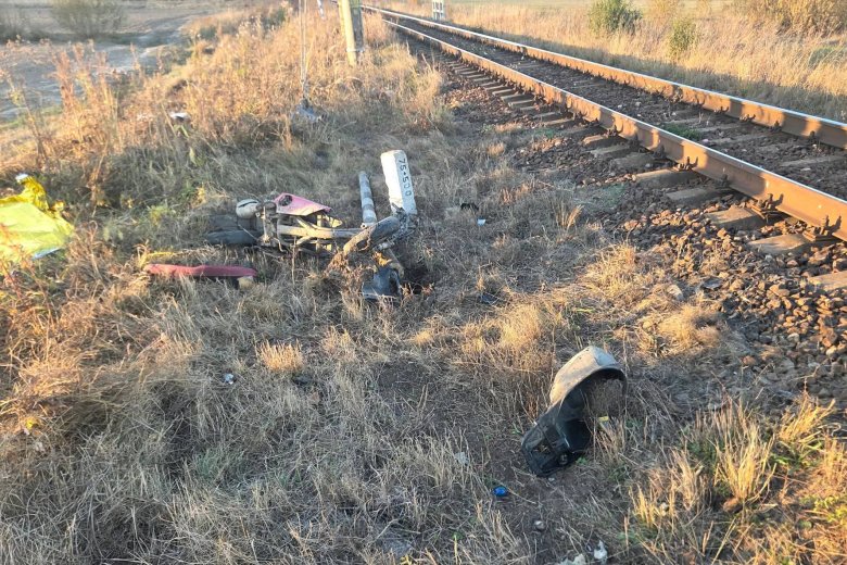 Vonat gázolta el a tinédzserek motorját Székelyföldön, mindketten meghaltak