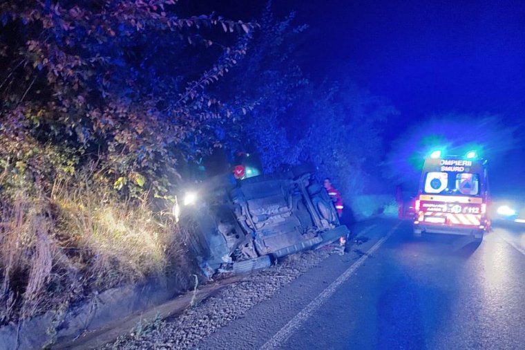 Lesodródott az úttestről és felborult egy autó Segesvárnál