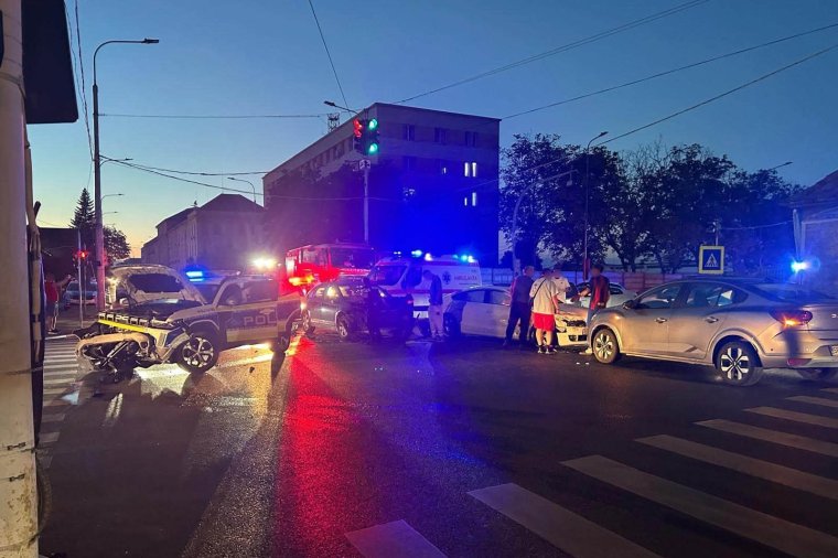 Összetörték a rendőrségi Dustert, öten megsérültek