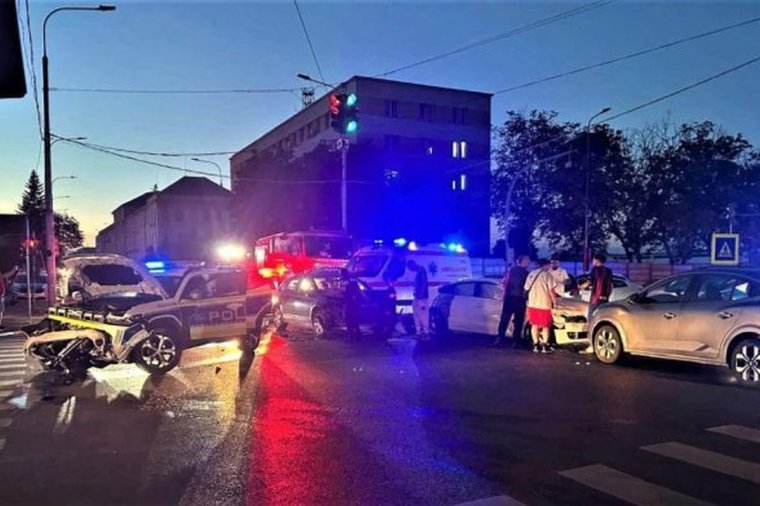 Összetörték a rendőrségi Dustert, öten megsérültek