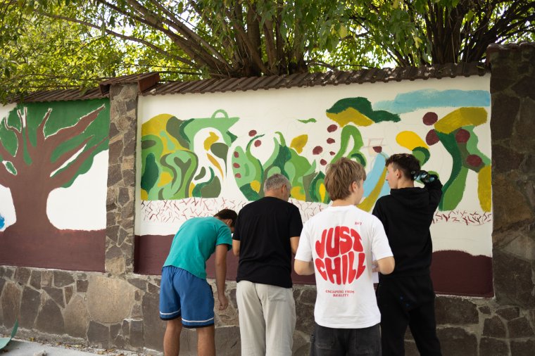 Egyedi kezdeményezés: graffitik helyett Jézus példázatait ábrázoló rajzok a sétányon