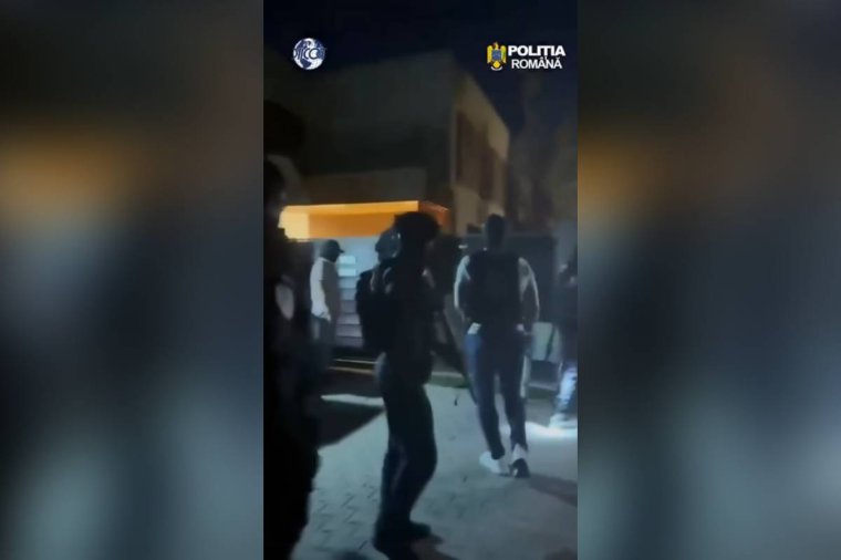 Fegyveres kísérők állig feketében – videót és részleteket tettek közzé a ma hajnali Georgescu-kiemelésről