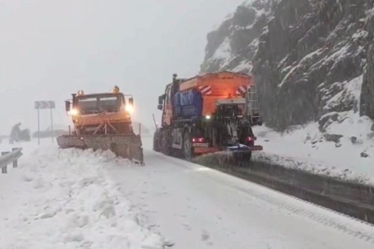 Sűrűn havazik a Transzfogarason – fotók, videó