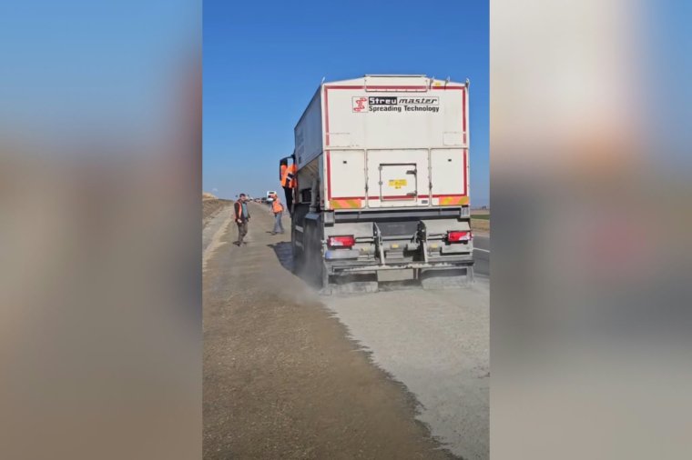 Újrahasznosításos módszerrel öntik újra az aszfaltot a forgalmas országúton – videóval