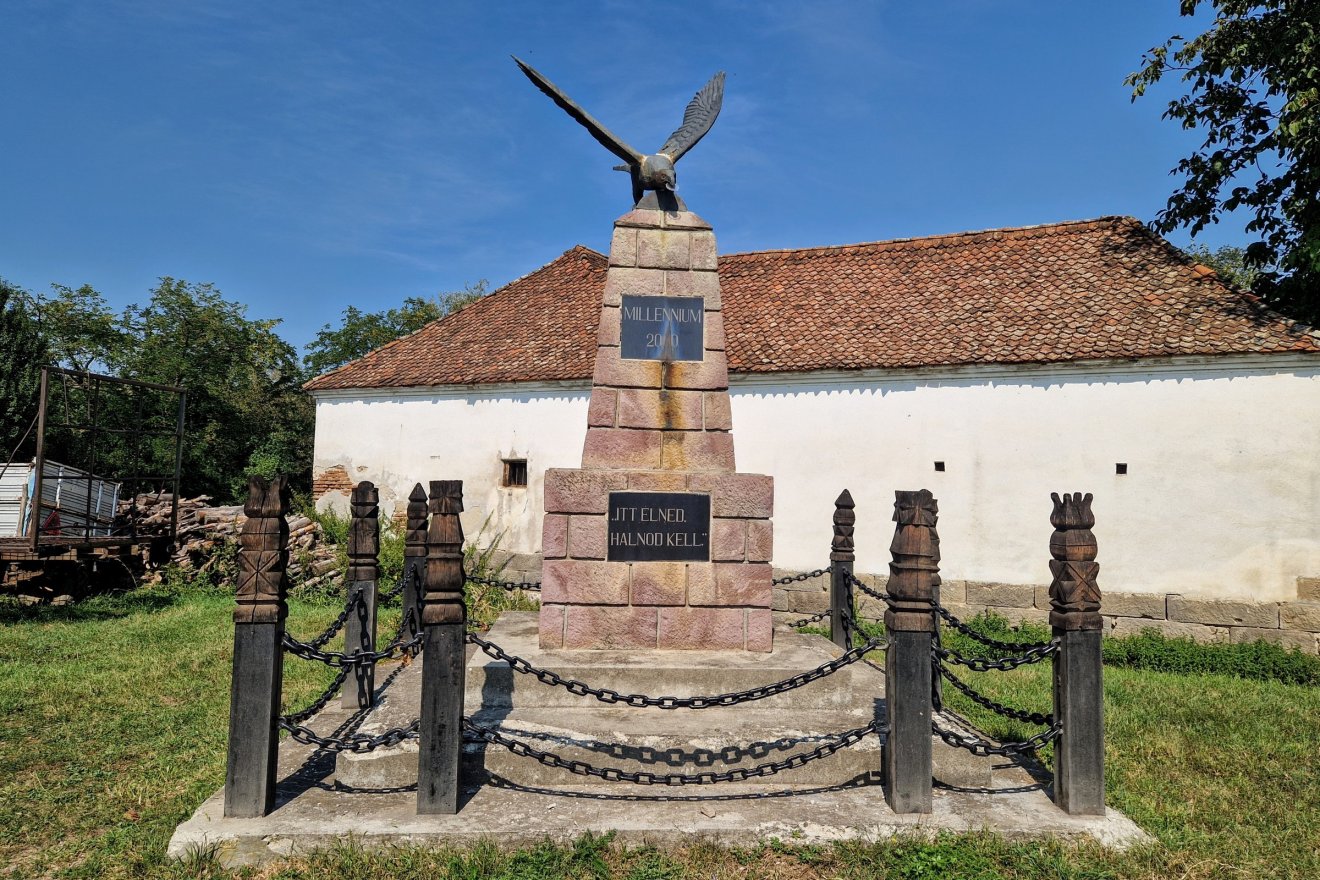 Erdüfőle turulos emlékműve