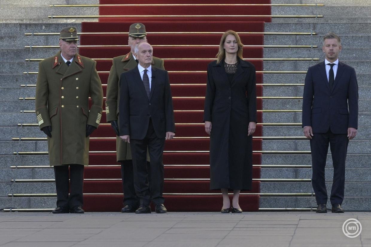 Baka András köztársasági elnök, Forsthoffer Ágnes, az Országgyűlés elnöke és Magyar Péter miniszterelnök (elöl b-j) az aradi vértanúk kivégzésének 177. évfordulóján tartott zászlófelvonáson az Országház előtti Kossuth Lajos téren 2026. október 6-án &bullet;  Fotó: MTI/Máthé Zoltán