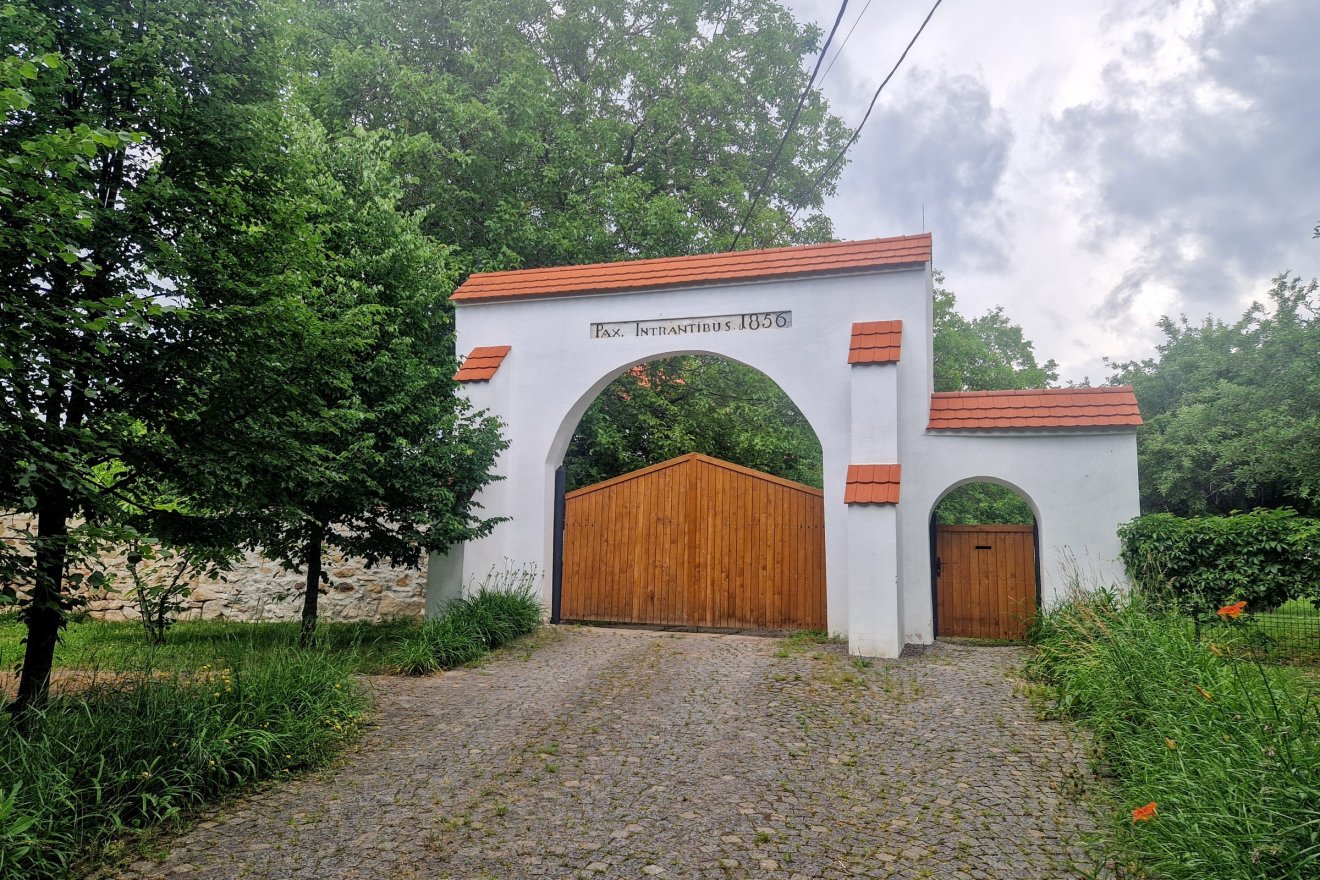 Az esztelneki kolostor bejárata