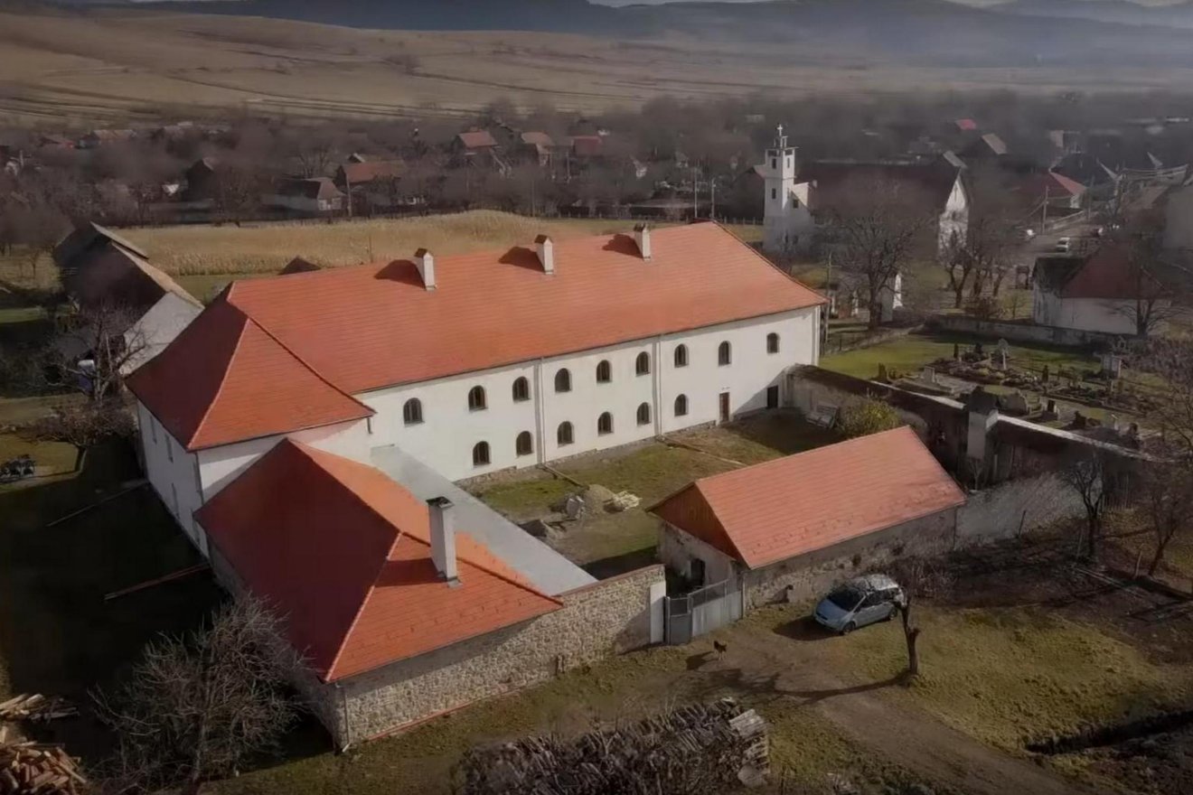 Immár több mint egy éve, hogy az esztelneki kolostorban nem élnek szerzetesek, a ferences templomban a helyi plébános tart szentmiséket