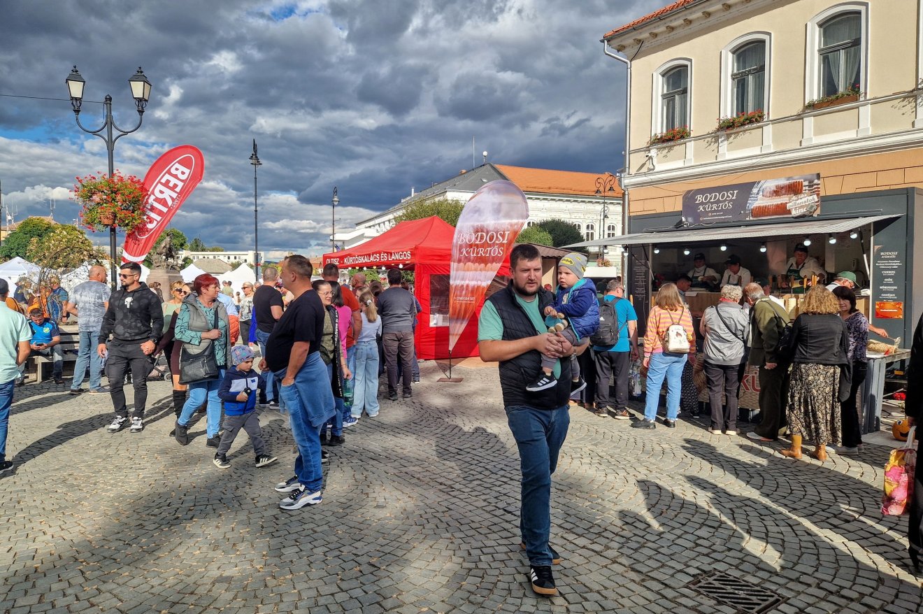 Hosszú sorok alakultak ki a kürtőskalács-sütők előtt