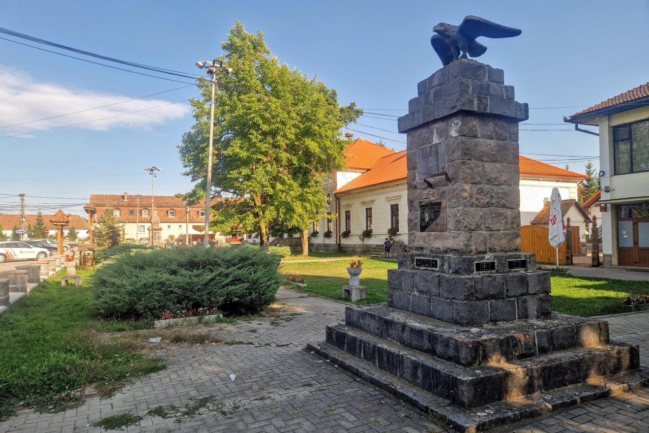 Nagybacon turulmadaras emlékműve