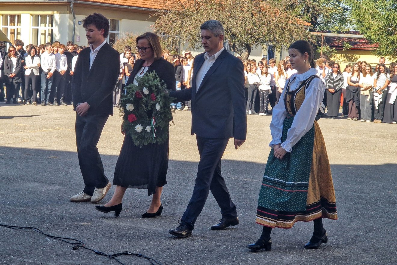 A megemlékezést koszorúzás zárta
