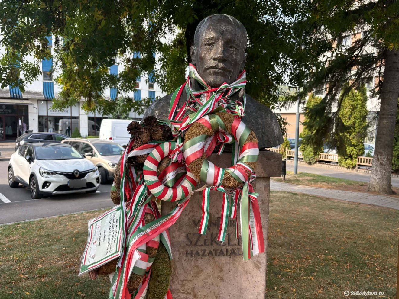 Az udvarhelyi szobrot Vándor székely hazatalál felirattal 2004-ben avatták fel, míg az ugyancsak ifj. Blaskó János által készített solymári Wass Albert-szobrot 2005-ben leplezték le