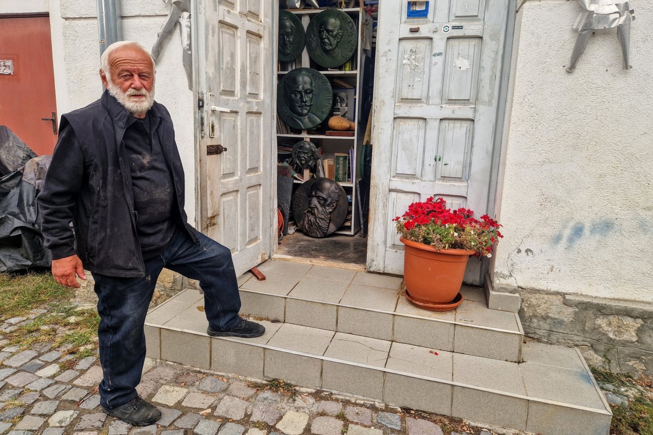 Vetró András minden nap bemegy a műtermébe