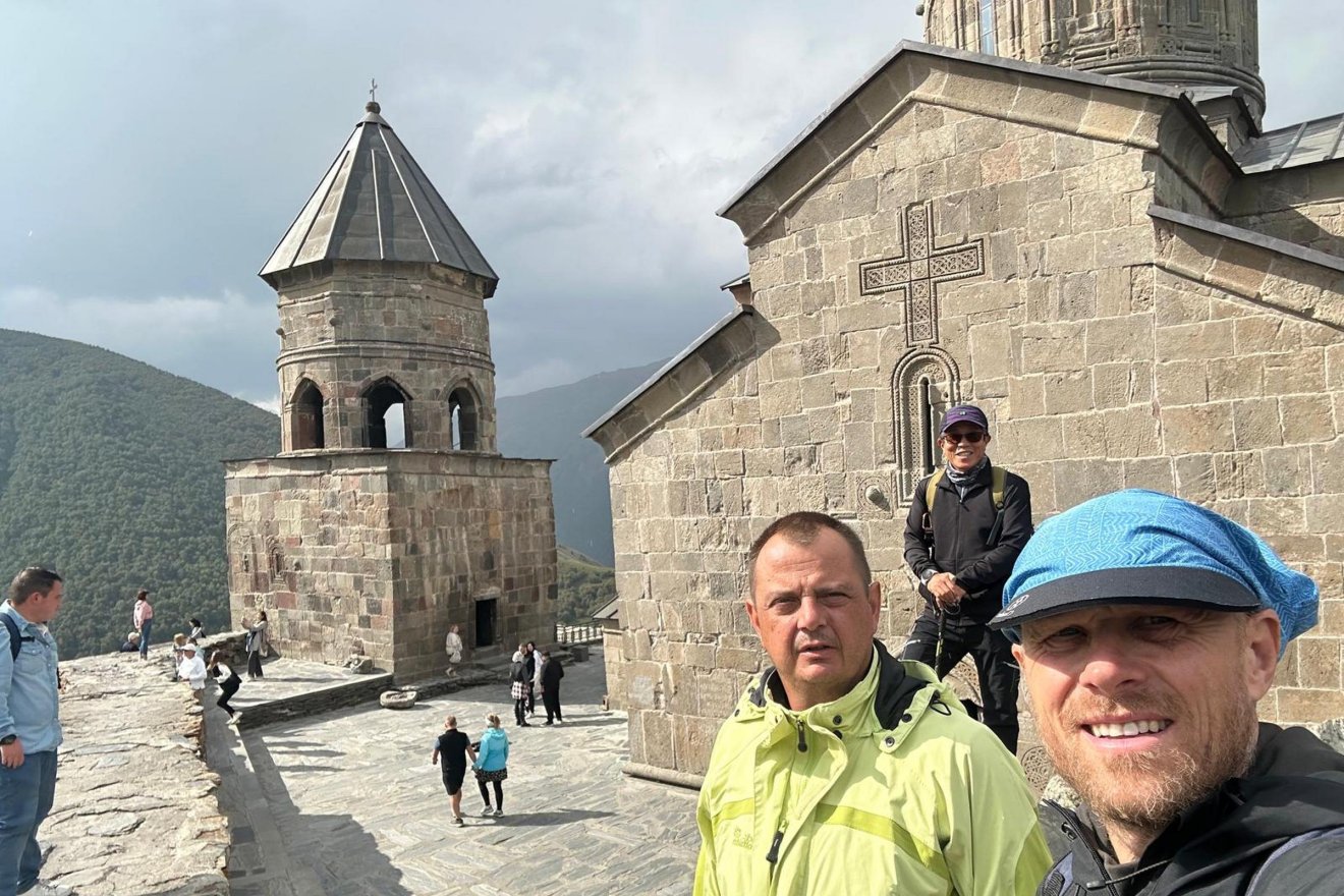 A gergeti Szentháromság-templomnál