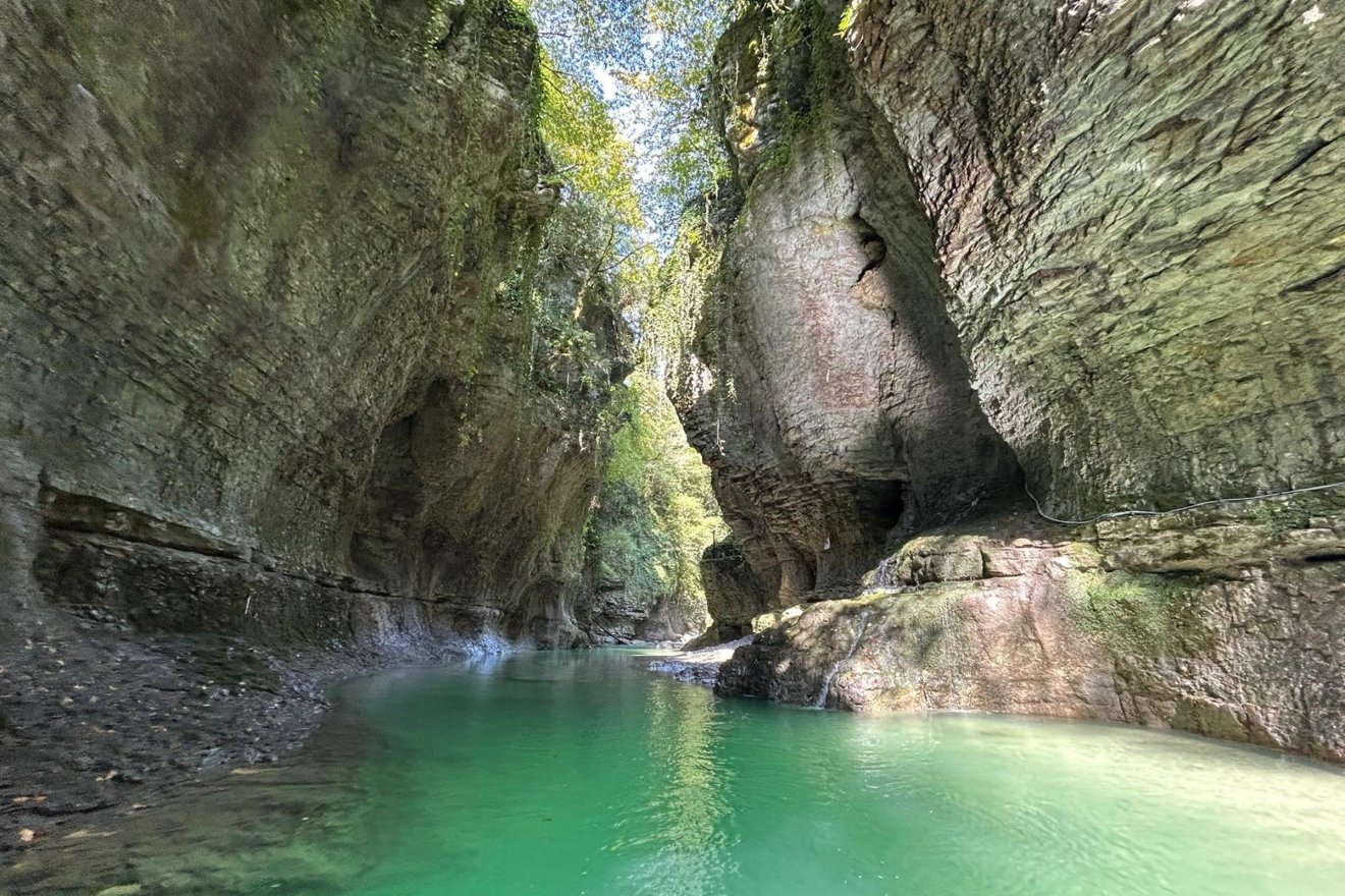 A Martvili-kanyonban csónakra váltották a Land Cruisert