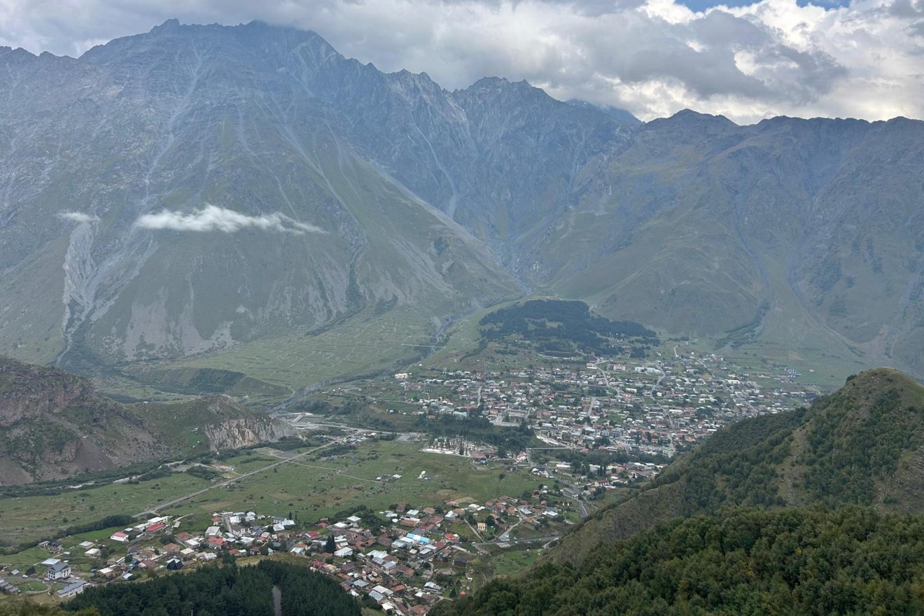 Kilátás Stepantsmindára (Kazbegi) a gergeti Szentháromság-templomtól