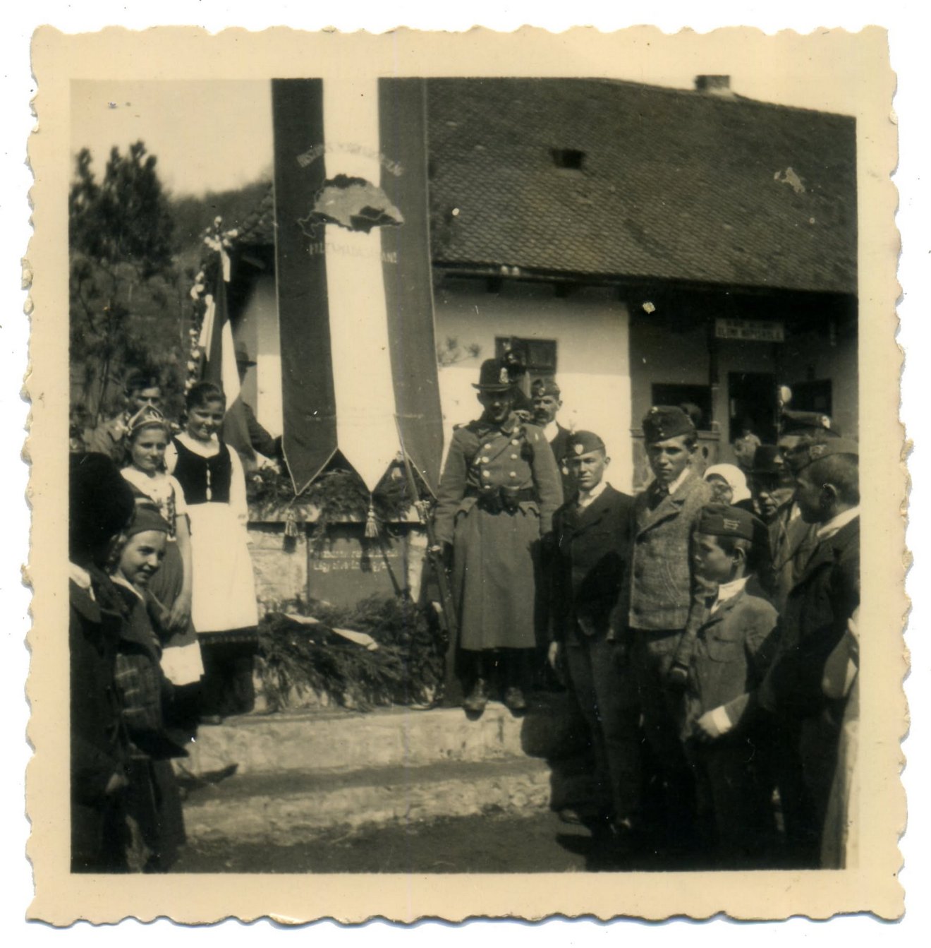 Így már érthető, hogy később miért kellett szőnyegbe szőni