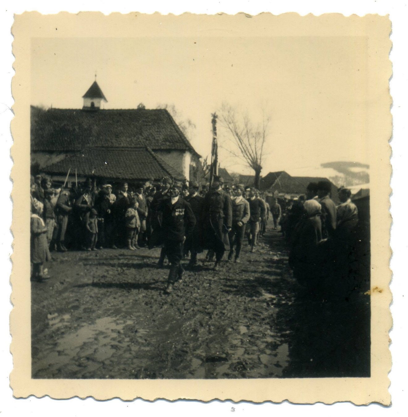 „1942-ben esős tavasz volt, így április 8-án, a zászlószentelés napján is nagy sár volt az iskola előtt”