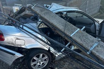 Súlyosan megsérült egy gyermek, miután egy betonpózna kilapította az autó hátsó részét