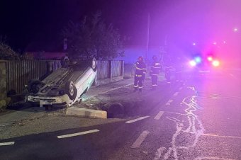 Szinte sértetlenül szállt ki a felborult autóból