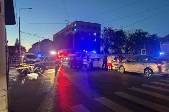 Összetörték a rendőrségi Dustert, öten megsérültek