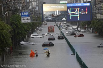 Derékig ér a víz a több millió lakosú fővárosban