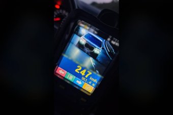 Még a radaron is fényárban úszik a száguldó luxusautó az erdélyi autópályán
