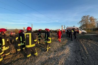 Vonat gázolt el egy motorkerékpárt Csíkverebesen – két tizenéves fiú életét vesztette