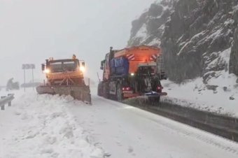 Sűrűn havazik a Transzfogarason – fotók, videó